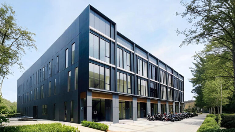 Desain fasad ACP gedung perkantoran minimalis warna abu-abu modern.