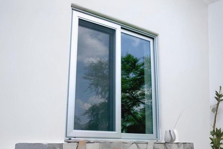 Pemasangan jendela kaca aluminium minimalis warna hitam di perumahan kawasan Cibarusah Bekasi oleh tenaga ahli profesional.