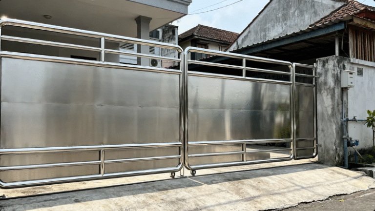 Pagar rumah minimalis berbahan stainless steel kualitas tinggi hasil pemasangan di kawasan perumahan Jakarta Selatan.