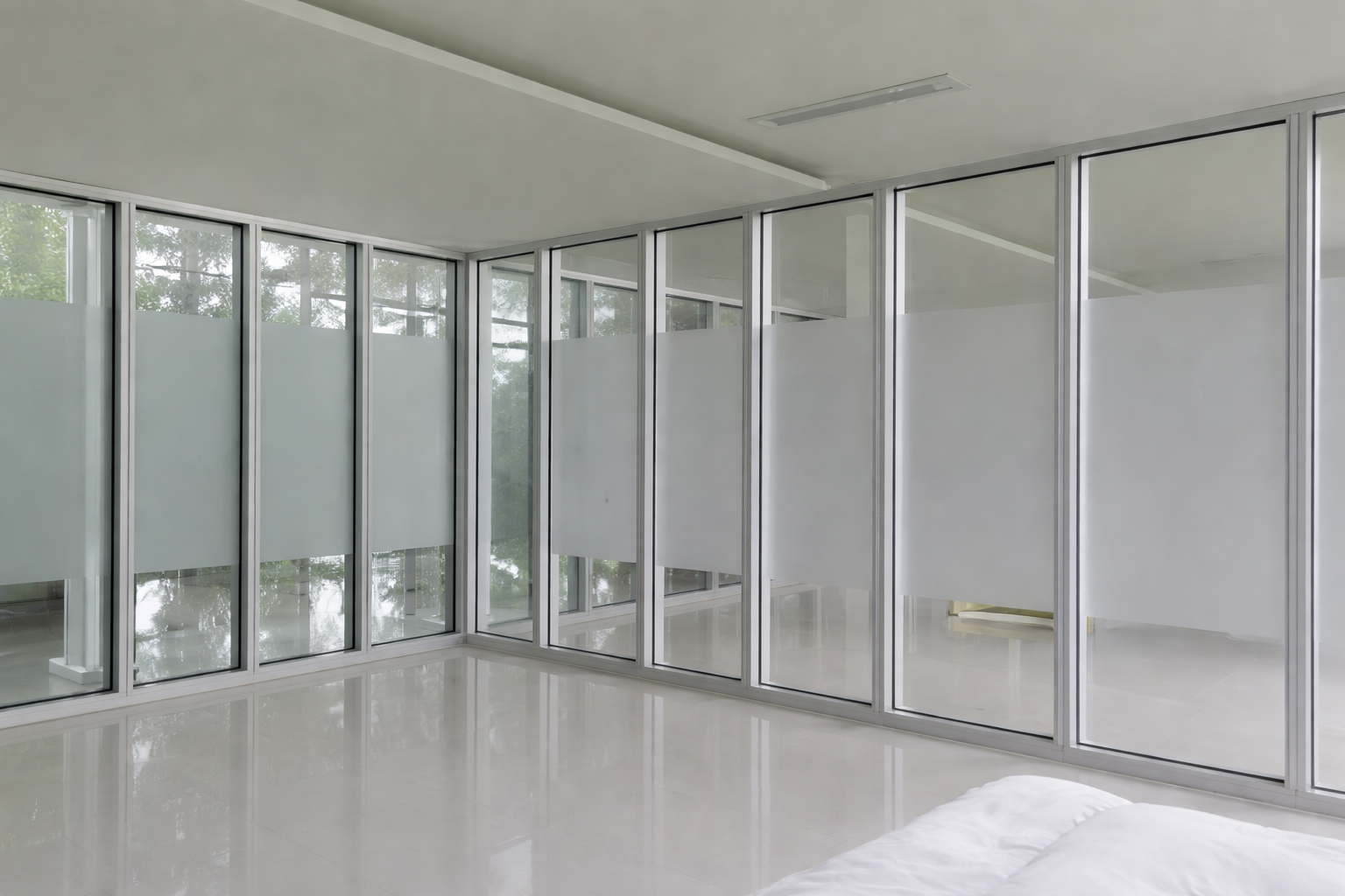 Tampilan kaca tempered jernih untuk jendela rumah modern di area Jaksel yang estetik.