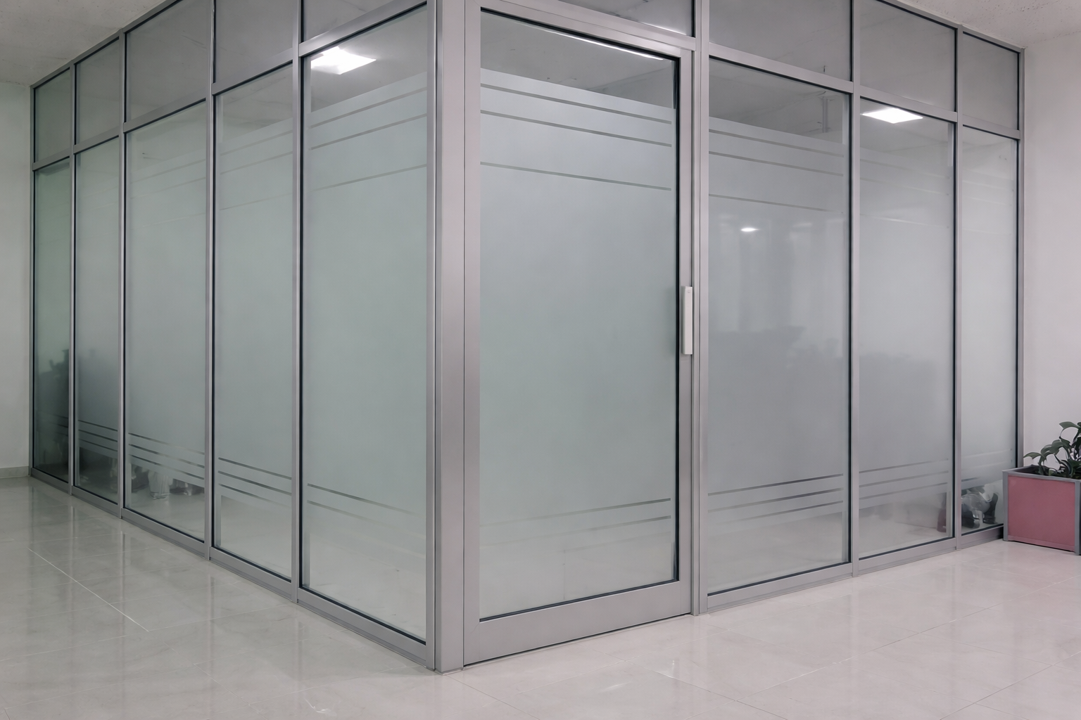 Pemasangan pintu kaca tempered frameless untuk area perkantoran modern di Kebayoran Baru Jakarta Selatan.
