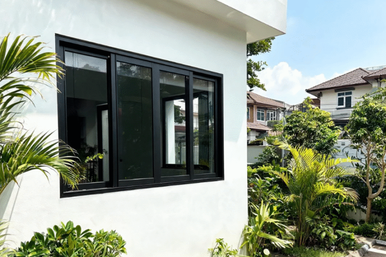 Model jendela alumunium sliding custom dengan frame warna hitam elegan.