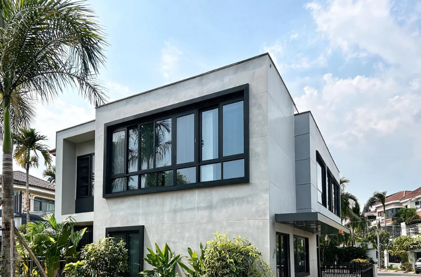 Contoh jendela sliding alumunium Alexindo Bekasi warna hitam minimalis untuk ruang tamu rumah modern.